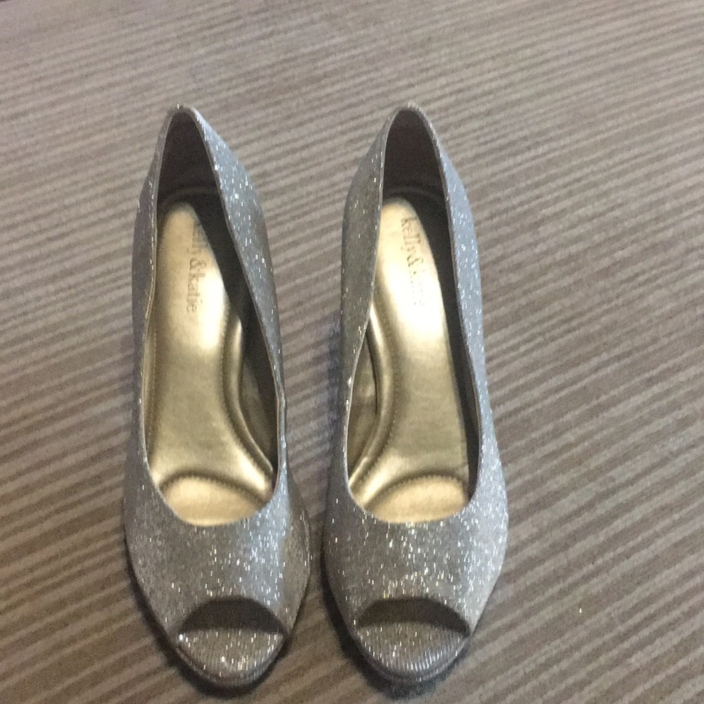 Sparky peep-toe low heeled dress pumps